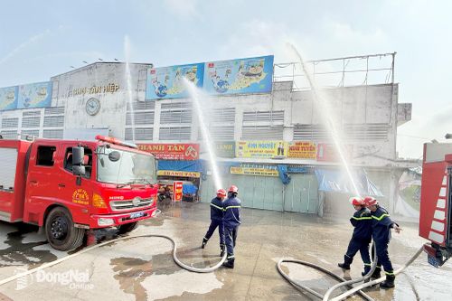 Phòng Cảnh sát phòng cháy, chữa cháy và cứu nạn, cứu hộ Công an tỉnh Đồng Nai điều động 2 xe chữa cháy, 1 xe bồn cùng 20 cán bộ, chiến sĩ tham gia diễn tập. Ảnh: Đăng Tùng