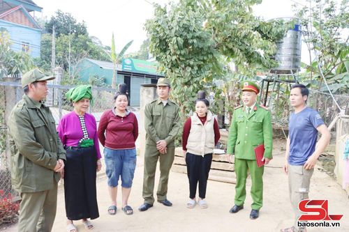 Công an xã Chiềng Mai tuyên truyền pháp luật cho nhân dân.