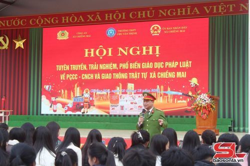Công an xã Chiềng Mai tuyên truyền, phổ biến giáo dục pháp luật về phòng cháy chữa cháy, cứu nạn cứu hộ và giao thông trật tự cho học sinh Trường THPT Chu Văn Thịnh.
