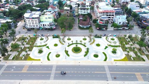 Khu vực phía Tây quảng trường trước đây là sân khấu, nay được hạ cao độ nền và cải tạo để hình thành sân cộng đồng nền lát đá Granite và bố trí nhiều khu vực ngồi, cây xanh, thảm cỏ để tạo cảnh quan.