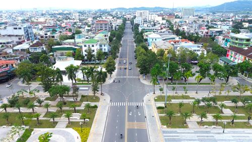 Trong đó, hơn 1,6km đường Phạm Văn Đồng được dỡ bỏ dải phân cách giữa, di dời hệ thống điện chiếu sáng qua hai bên, thảm mới mặt đường, lát mới gạch vỉa hè, bó vỉa đá granite và cải tạo hệ thống thoát nước, cây xanh.