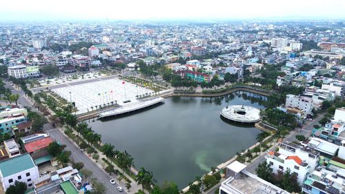 Mặt hồ điều hòa Nghĩa Chánh hình thành mới sàn ngắm cảnh - thể dục, bán đảo mở rộng và kỳ đài 11 cột giúp tăng thêm không gian, công năng, đáp ứng nhiều quy mô và thể loại sinh hoạt cho cộng đồng.