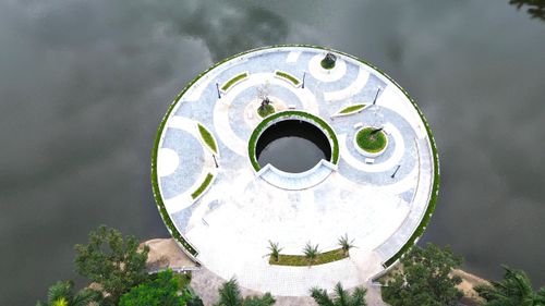 Hạng mục bán đảo mở rộng phục vụ ngắm cảnh phía đường Nguyễn Du được xây dựng mới, bố trí "sân khấu" mini ngoài trời, thích hợp cho các hoạt động giao lưu văn hóa, âm nhạc quy mô nhỏ.