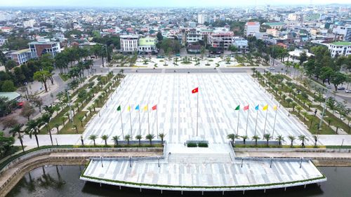 Sân quảng trường được mở rộng, thay thế thảm cỏ bằng đá granite kết hợp gạch tính năng cao, hai bên bố trí vườn cảnh quan, cây xanh, tiểu cảnh, điện chiếu sáng - trang trí và ghế đá để người dân dạo mát, nghỉ chân.