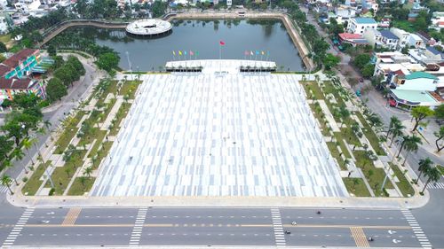 Dự án triển khai trên phần diện tích khoảng 12,2ha, gồm các hợp phần: Cải tạo toàn bộ quảng trường, hồ điều hòa (không bao gồm nạo vét) và đường Phạm Văn Đồng. 