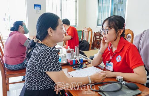 Người tham gia hiến máu được đội ngũ y, bác sĩ tư vấn kỹ lưỡng, bảo đảm an toàn sức khỏe người hiến và chất lượng nguồn máu tiếp nhận.