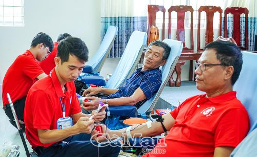 Đông đảo người dân, cán bộ, công chức trên địa bàn phường tích cực đến hiến máu.