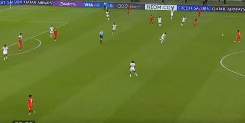 Toàn bộ cầu thủ U23 UAE thường xuyên phải lùi về sân nhà để chống đỡ các pha lên bóng của U23 Việt Nam.