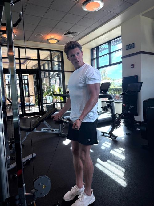 Caden Zrubek mặc quần short có chất liệu từ sợi tự nhiên khi tập gym. Ảnh: Phillip Murrel.