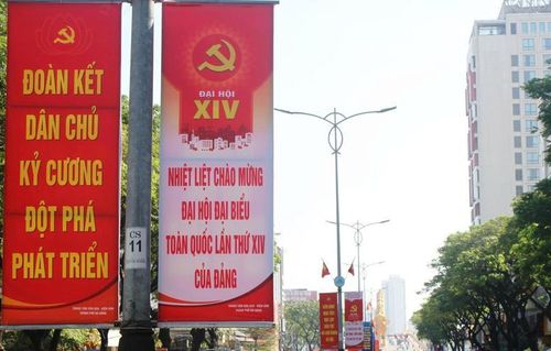 Những ngày này, TP Đà Nẵng rực rỡ cờ hoa, pano và băng rôn tuyên truyền chào mừng Đại hội đại biểu toàn quốc lần thứ XIV của Đảng, sự kiện chính trị trọng đại của đất nước.