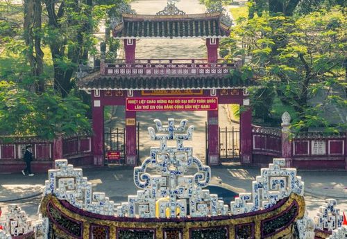 Cổng trường Hai Bà Trưng, TP Huế nổi bật với khẩu hiệu chào mừng Đại hội - Ảnh: VGP/Lê Hoàng