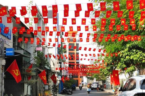 Từ các đại lộ thênh thang đến những con hẻm nhỏ, sắc đỏ hiện diện khắp nơi.