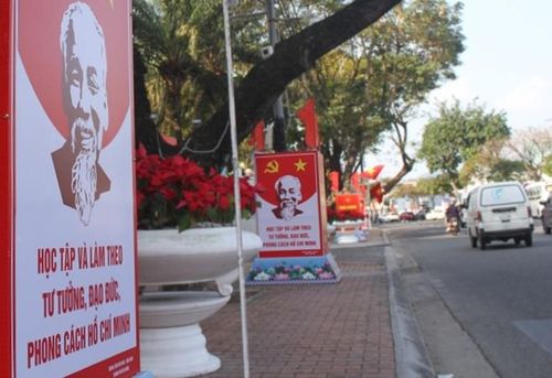 Tại các tuyến phố trung tâm Đà Nẵng, cờ, hoa, pano, biểu ngữ được trang trí đồng loạt, tạo nên không khí phấn khởi hướng về sự kiện chính trị trọng đại của đất nước.