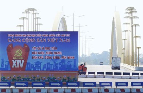 Khu vực cầu Nguyễn Hoàng, TP. Huế đặt pano lớn chào mừng Đại hội đại biểu toàn quốc lần thứ XIV của Đảng.