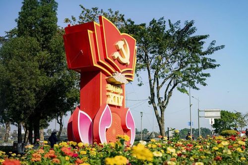 Góc cầu Phú Xuân, TP. Huế được lắp đặt pano, biểu ngữ, cờ hoa chào mừng Đại hội XIV của Đảng - Ảnh: VGP/Lê Hoàng