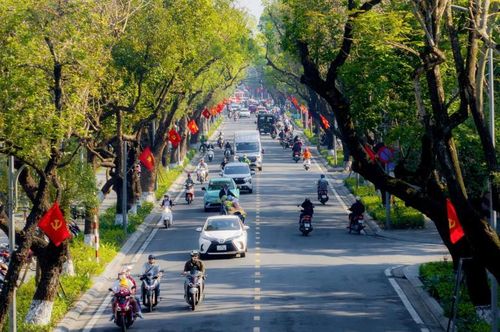 Nhiều tuyến phố trung tâm thành phố Huế được trang trí hướng về Đại hội XIV của Đảng.