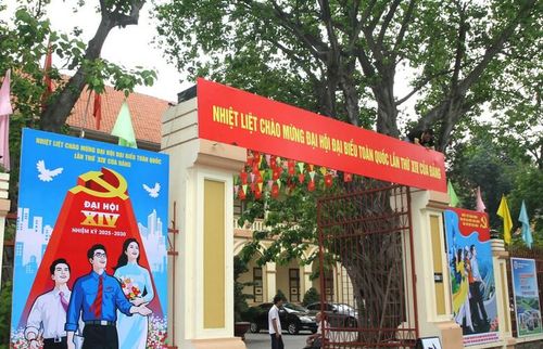 Trước cổng trụ sở phường Sài Gòn được trang trí với các cụm pano chào mừng Đại hội Đảng.