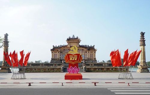 Quảng trường trước Trường THPT chuyên Quốc Học - Huế rực rỡ cờ hoa mừng Đại hội XIV của Đảng - Ảnh: VGP/Lê Hoàng