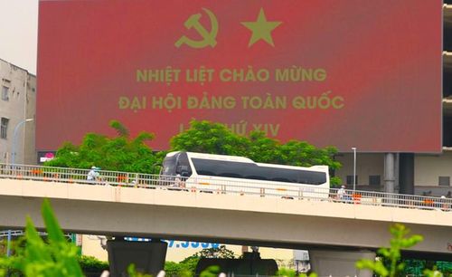 Không khí rộn ràng cờ hoa trên các trục đường trung tâm còn khơi dậy niềm tin, kỳ vọng của người dân sự phát triển đất nước ngày càng phát triển giàu mạnh.