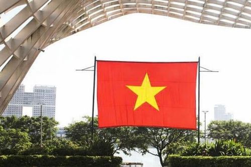 Cờ đỏ sao vàng kích thước lớn chào mừng đại hội tại Công viên APEC.