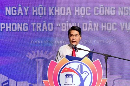 Ông Nguyễn Hùng Hậu, Chủ tịch UBND phường Xuân Hòa phát biểu tại Ngày hội.