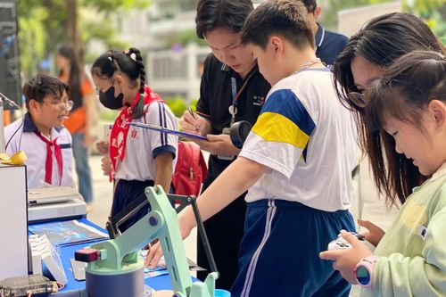 Không gian trưng bày khoa học công nghệ thu hút đông đảo học sinh, giáo viên và người dân tham quan, trải nghiệm.