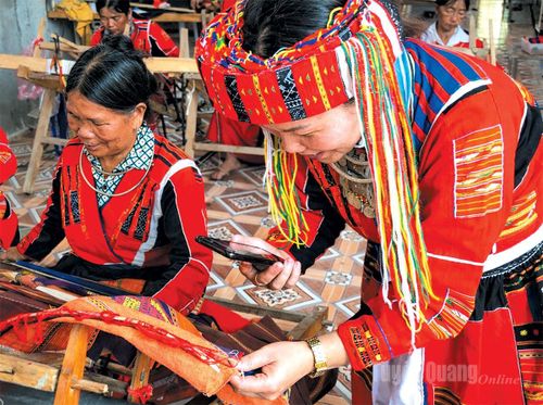 Phụ nữ Pà Thẻn chuyển đổi số, bán hàng trên nền tảng mạng xã hội.