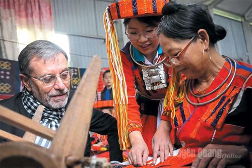 Du khách nước ngoài tìm hiểu nghề dệt truyền thống của người Pà Thẻn.
