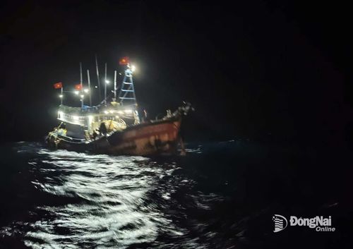 Những lá cờ Tổ quốc tung bay giữa biển khơi, cùng ngư dân khẳng định chủ quyền biển, đảo của Tổ quốc. Ảnh: Văn Đường