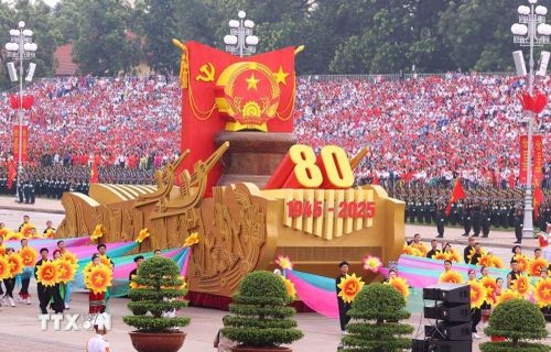 Xe mô hình Quốc huy nước CHXHCN Việt Nam tại lễ diễu binh, diễu hành kỷ niệm 80 năm Quốc khánh nước Cộng hòa XHCN Việt Nam. Ảnh: TTXVN
