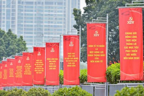 Hà Nội rực rỡ cờ hoa, khẩu hiệu chào mừng Đại hội XIV của Đảng.