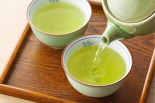 Nếu thích hương vị mát nhẹ, ít caffeine nên uống trà xanh.