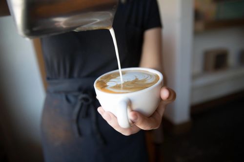 Sữa có vị béo ngậy và làm cho cốc cà phê đặc và thơm hơn. Ảnh: Shutterstock.