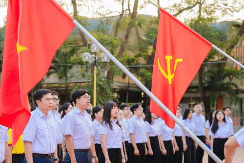 Các đại biểu và sinh viên chào cờ chào mừng Đại hội XIV của Đảng.