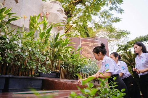 Sinh viên dâng hương tưởng niệm.