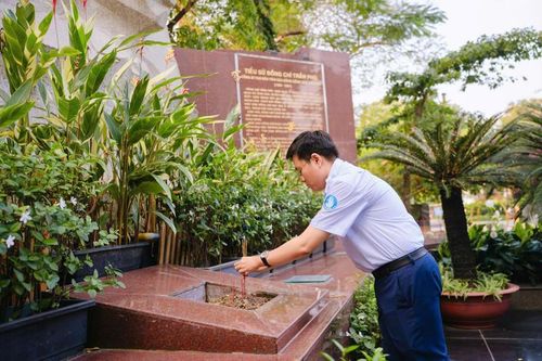 Anh Nguyễn Đăng Khoa dâng hương tưởng niệm cố Tổng Bí thư Trần Phú.