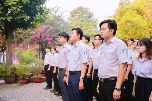 Dưới cờ Đảng và cờ Tổ quốc, các đại biểu thực hiện nghi thức chào cờ, thể hiện lòng thành kính, tinh thần yêu nước.