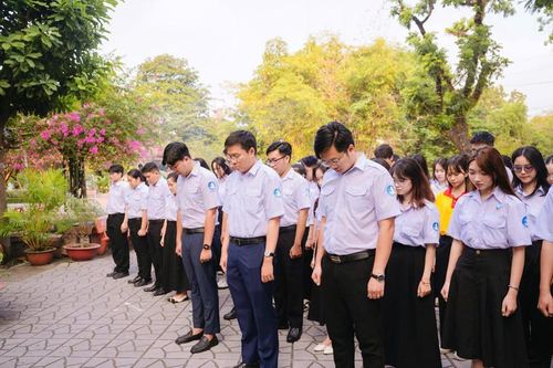 Giây phút mặc niệm tưởng nhớ cố Tổng Bí thư Trần Phú.