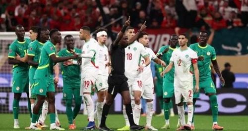 Trận đấu tạm hoãn khi Senegal phản đối quyết định thổi 11m của trọng tài.