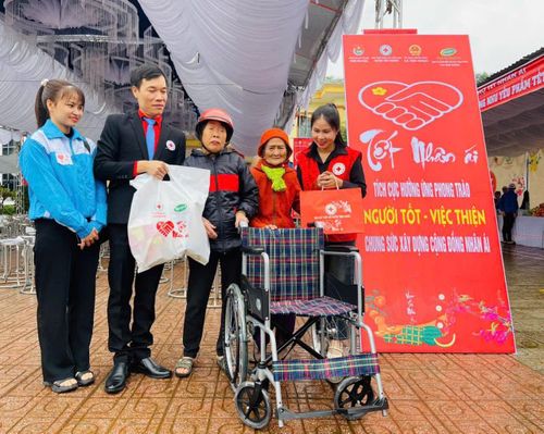 Phong trào Tết Nhân ái là hoạt động trọng tâm của công tác Chữ thập đỏ hằng năm. Trong ảnh, Hội CTĐ huyện Tiên Phước (cũ) trao xe lăn và quà tết tặng người dân có hoàn cảnh khó khăn trong chương trình Tết Nhân ái Xuân Ất Tỵ 2025. Ảnh: PV