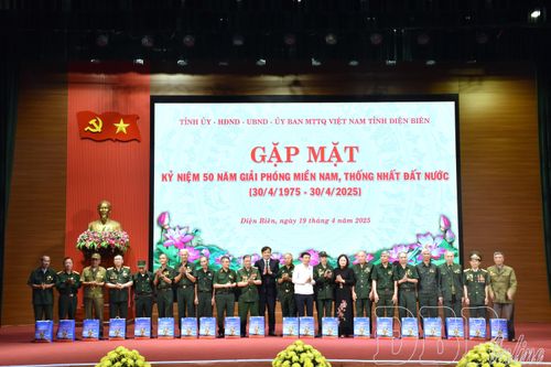 Lãnh đạo tỉnh tặng quà tri ân CCB tham dự gặp mặt 50 năm Giải phóng miền Nam, thống nhất đất nước.
