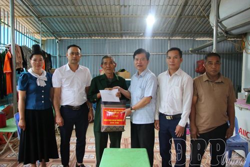Lãnh đạo xã Búng Lao tặng quà gia đình chính sách trên địa bàn.