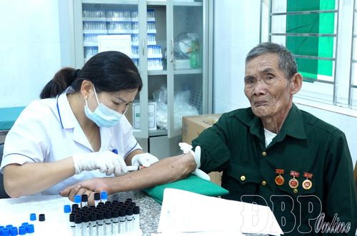 Cán bộ y tế tư vấn, thăm khám sức khỏe miễn phí cho CCB xã Mường Ảng.