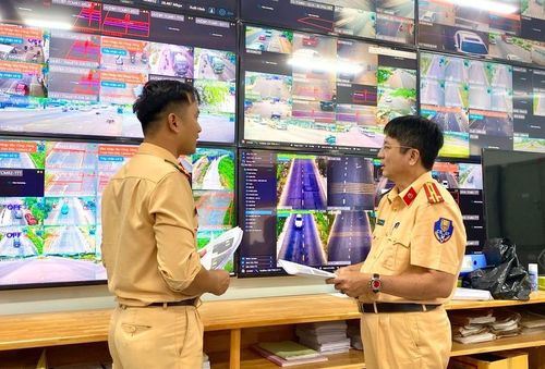 Cán bộ Phòng Cảnh sát Giao thông quan sát tình hình giao thông tại các khu vực lắp đặt camera giám sát. Ảnh: N.C