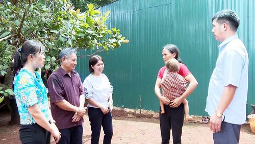  Tuyên truyền chính sách an sinh cho người dân. Ảnh: Viễn Khánh 
