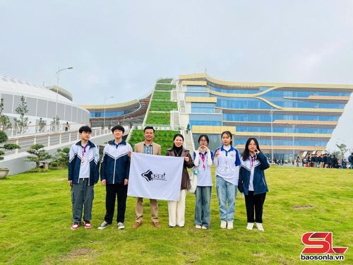 Đội tuyển Robotics trường THPT Chuyên Sơn La tham dự Giải VEX Robotics National Championship 2024 tại Hà Nội. (Ảnh: Trần Lan)