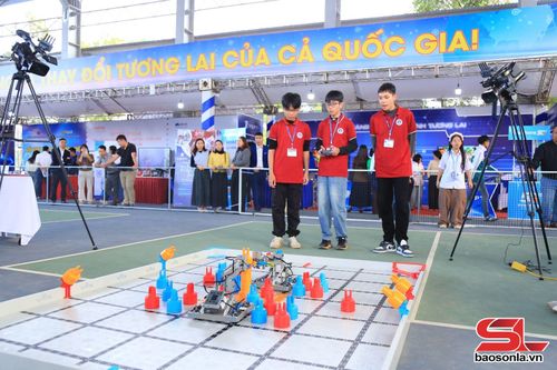 Học sinh các trường THCS tham gia Cuộc thi Robotics do tỉnh Sơn La tổ chức.