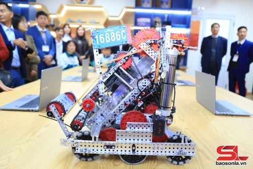 Robot Vex V5 do học sinh Trường THPT Chuyên Sơn La lắp ráp.
