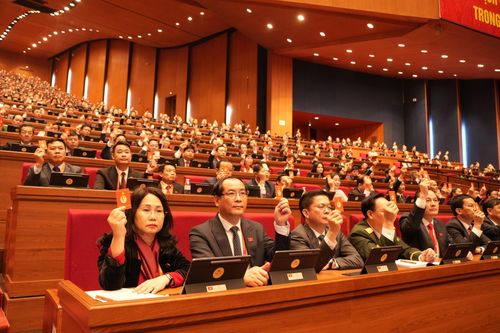 Các đại biểu biểu quyết thông qua các nội dung của Đại hội. Ảnh: Bảo Lâm