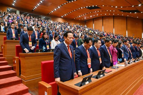 Đại hội dành một phút mặc niệm tưởng nhớ Cố Tổng Bí thư Nguyễn Phú Trọng và các đồng chí Ủy viên Ban Chấp hành Trung ương khóa XIII đã từ trần trong nhiệm kỳ Đại hội XIII. Ảnh: ĐH